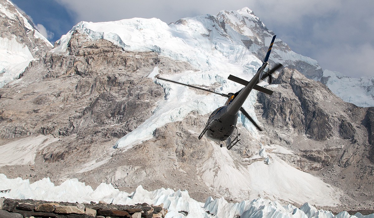 helicopper-in-mount-everest-base-camp-and-mount-nuptse