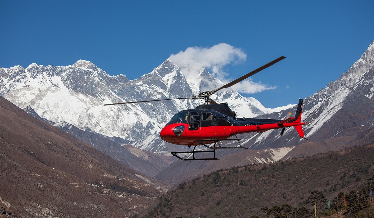 lifeguard-helicopter-in-himalaya-mountains-in-nepal