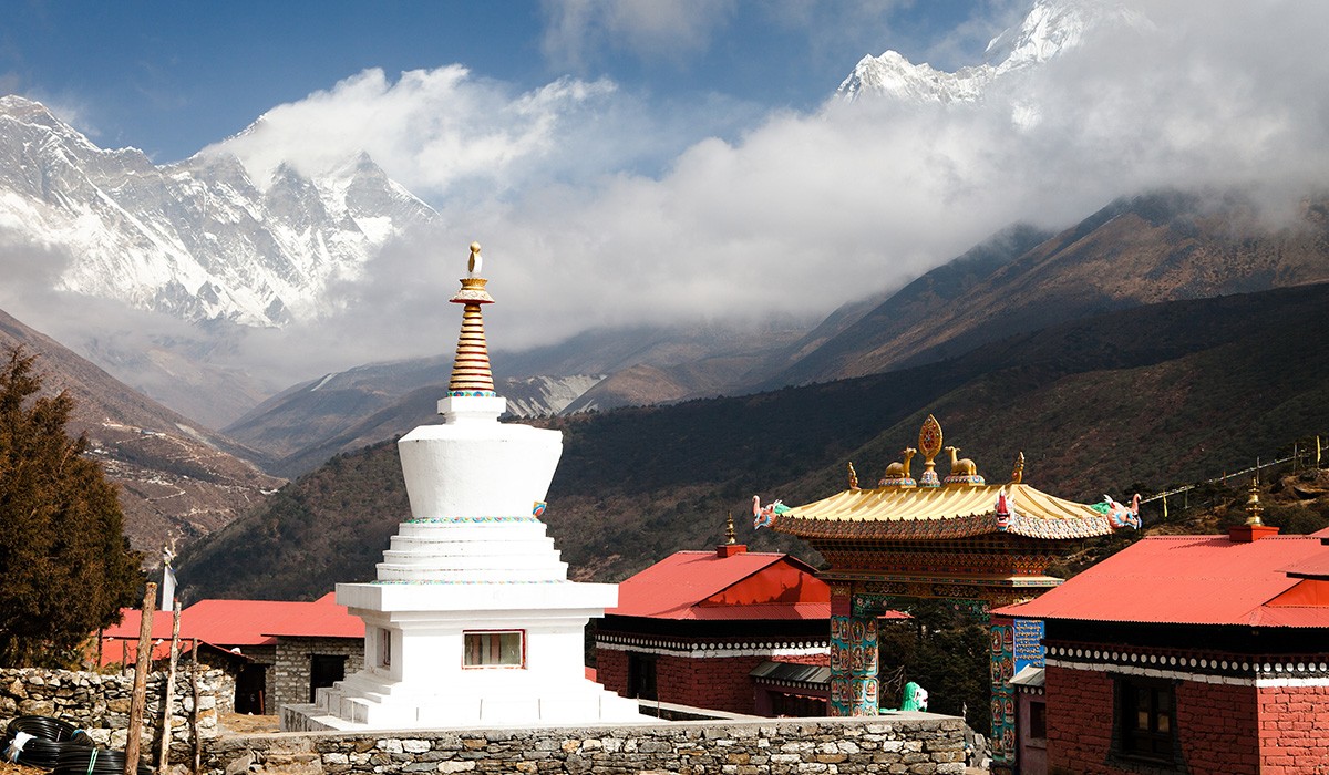 stupa-ama-dablam-lhotse-and-top-of-everest-from-tengboche