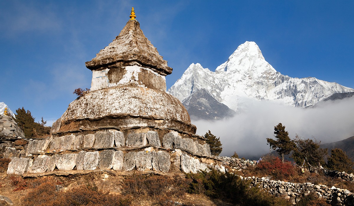 tupa-near-pangboche-village-with-mount-ama-dablam