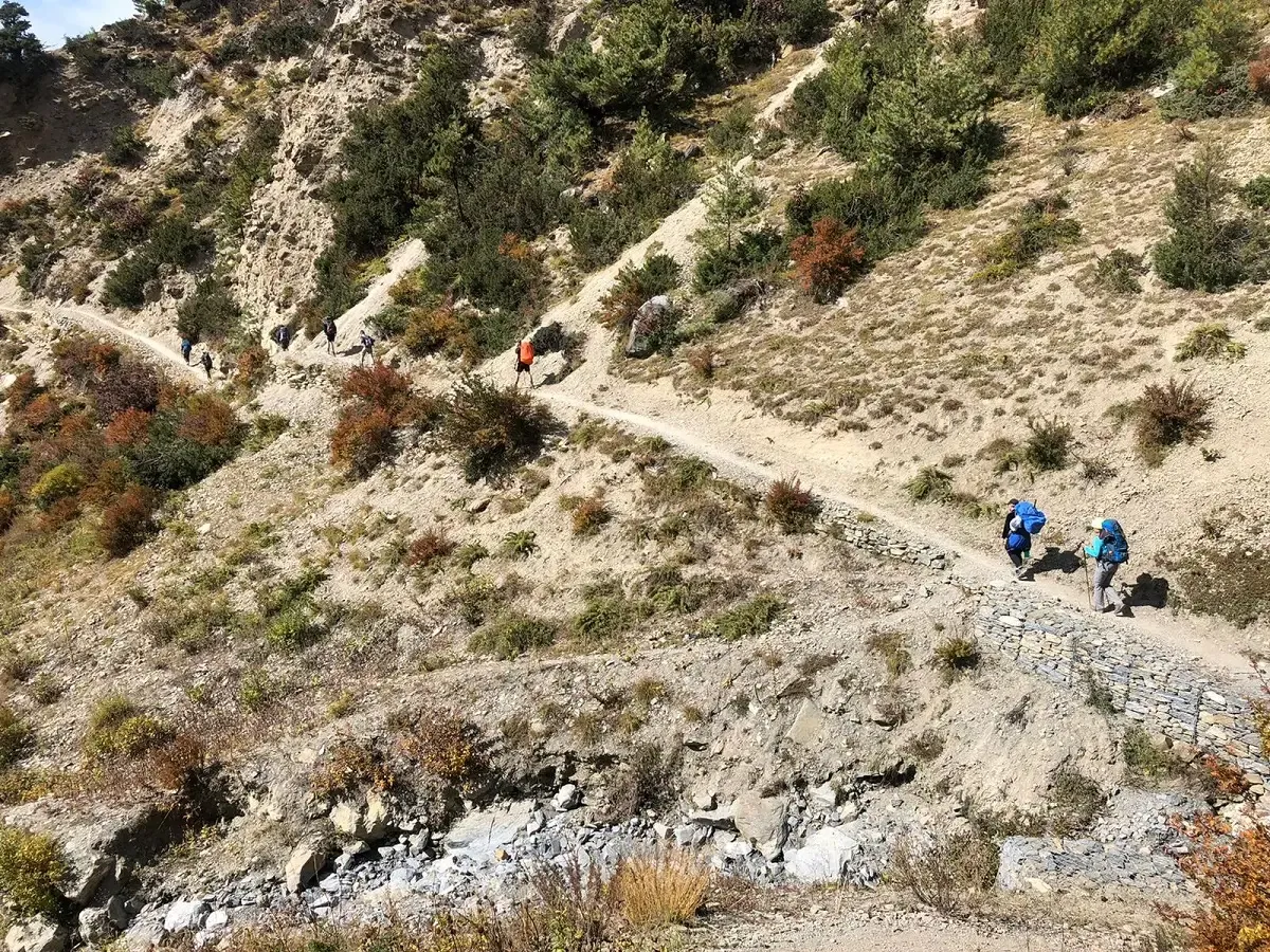 annapurna circuit rugged trail