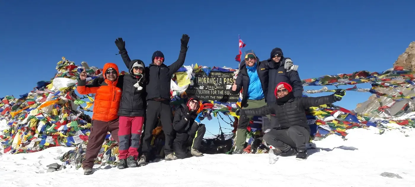 annapurna trekking group photo at thorang la