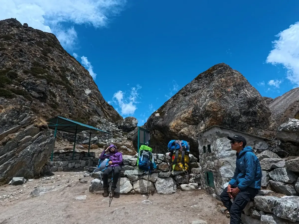 trekkers resting on ebc trail