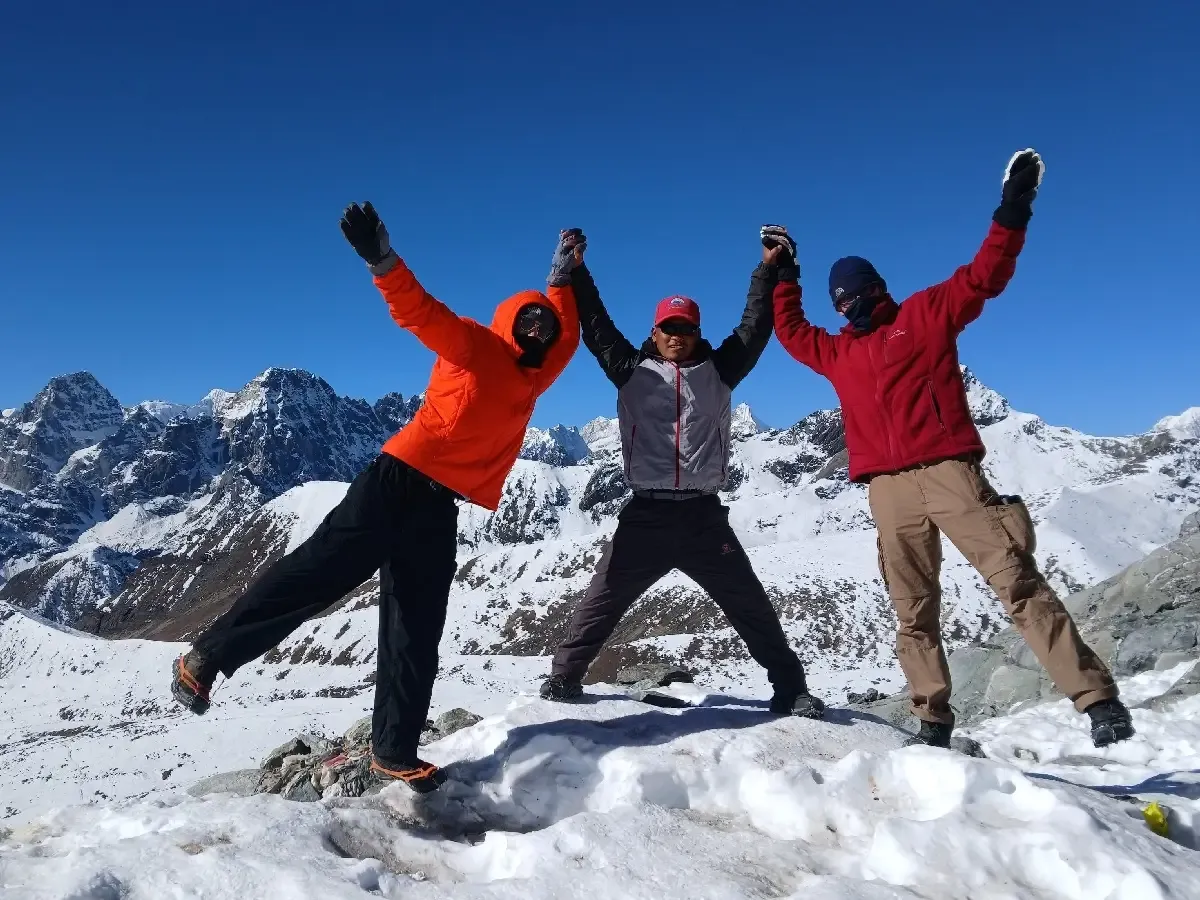 gokyo renjo la pass trek happy moments