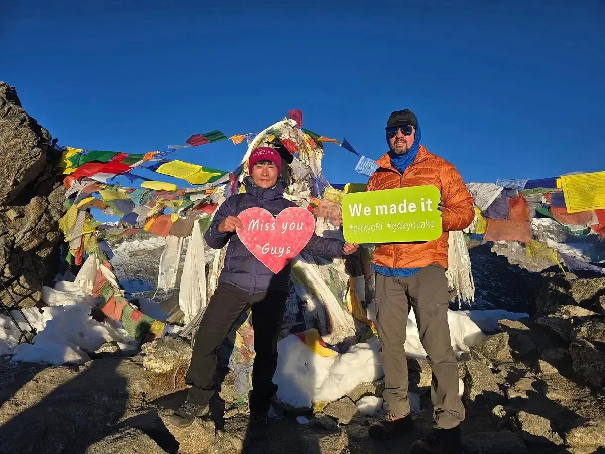 trekkers at gokyo ri view point