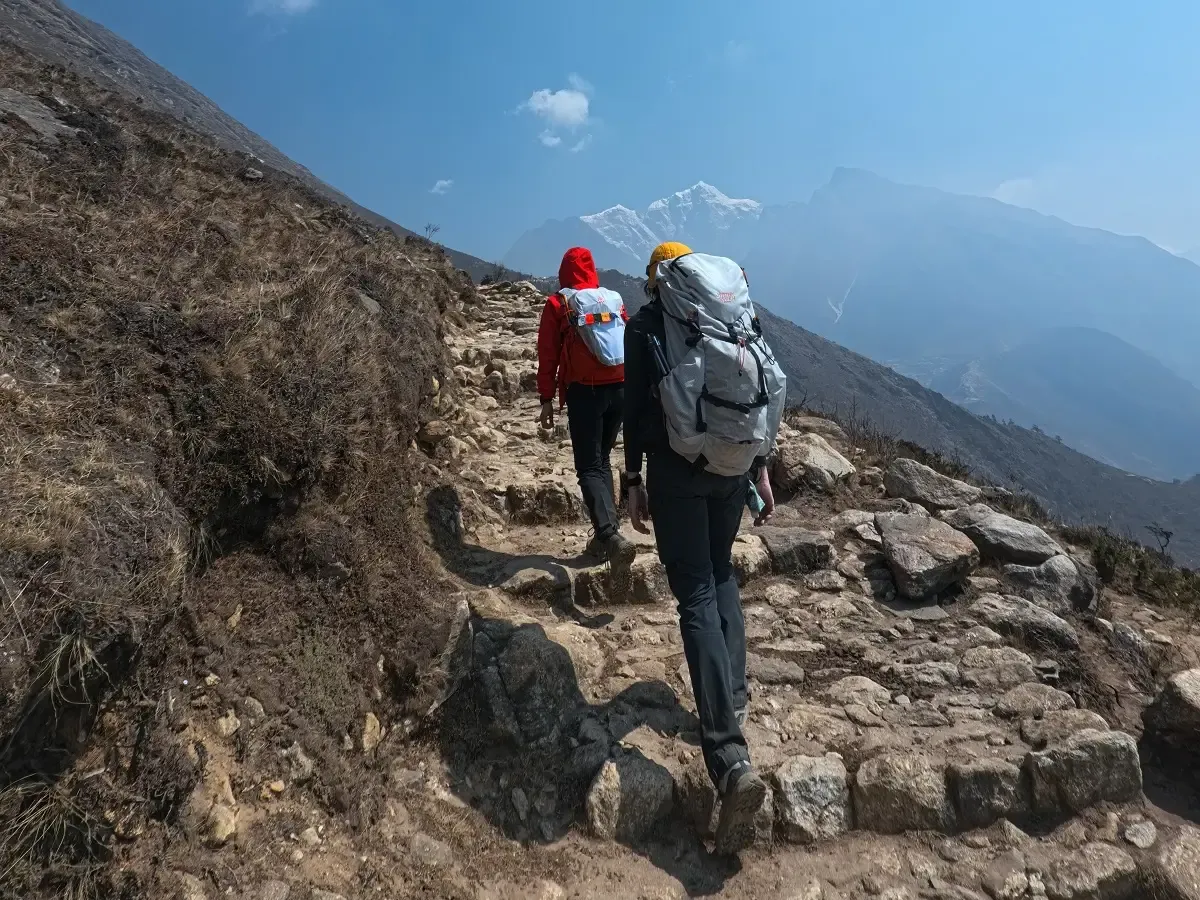 hiking trail to gokyo valley