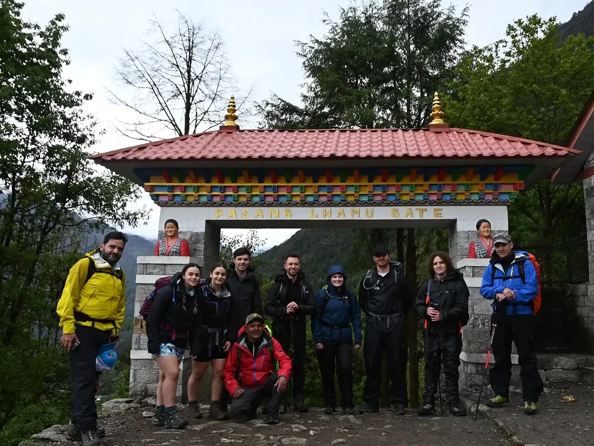 trekkers at pasang lhamu gate
