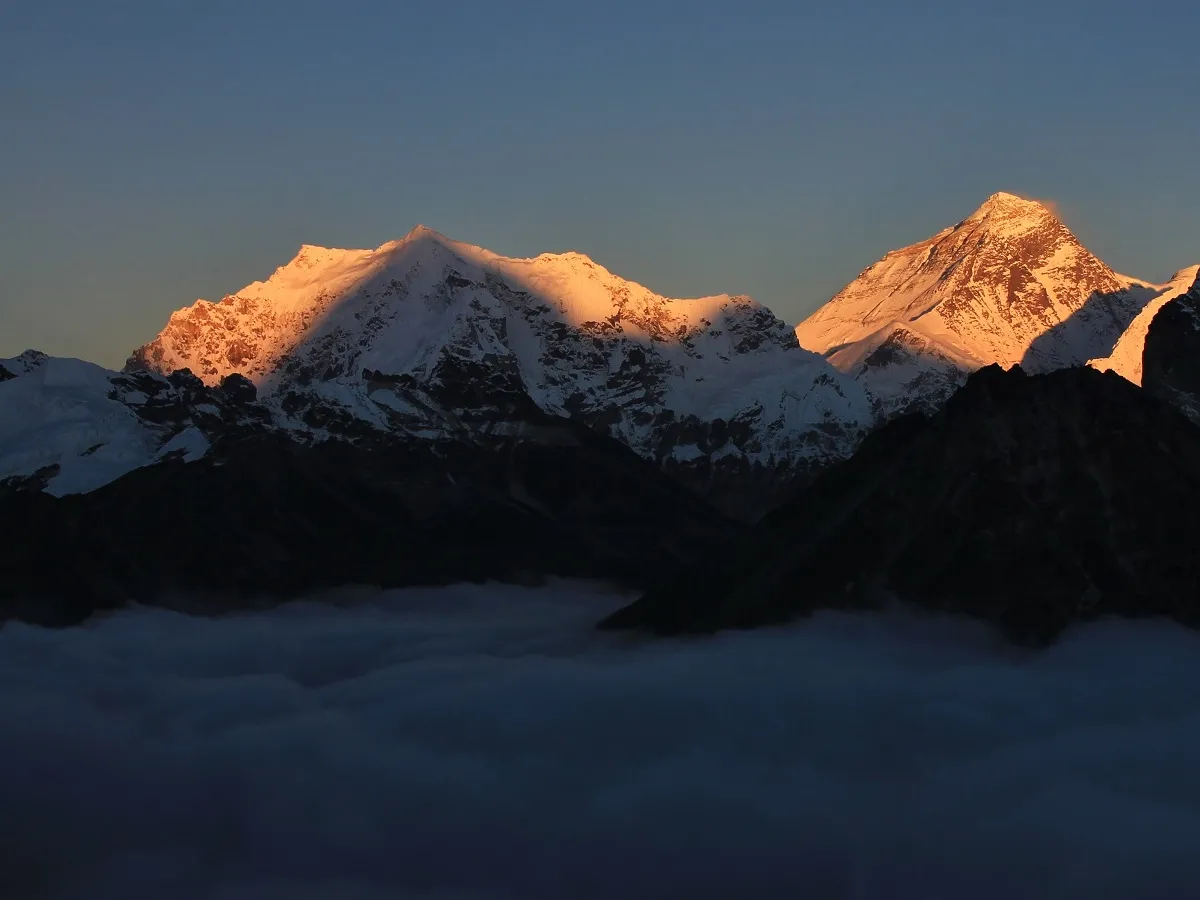 lobuche peak himalayan sunrise