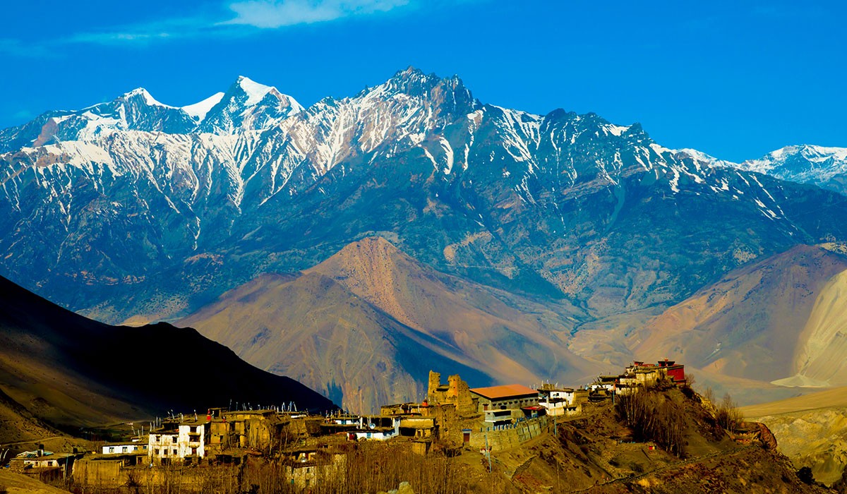 manaslu circuit trek altitude and climate