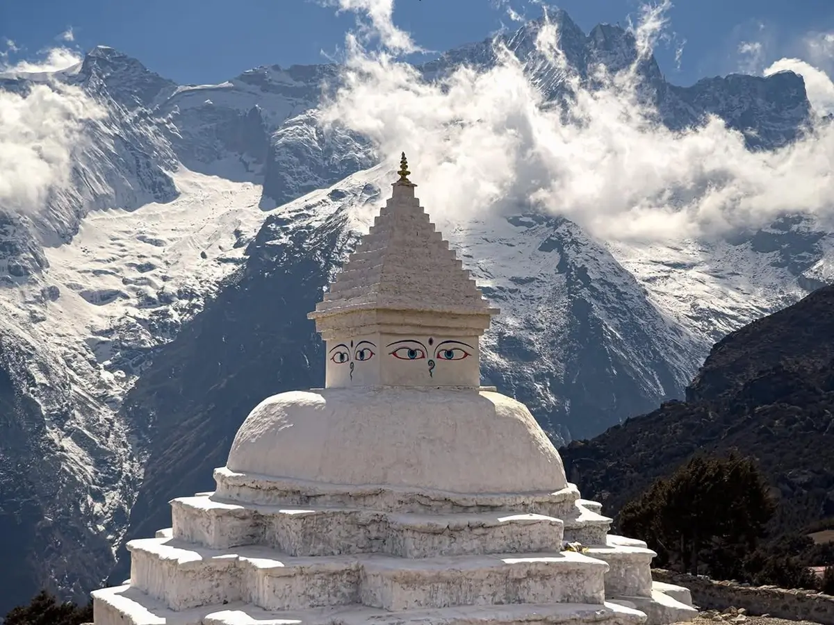 khumjung stupa in everest region